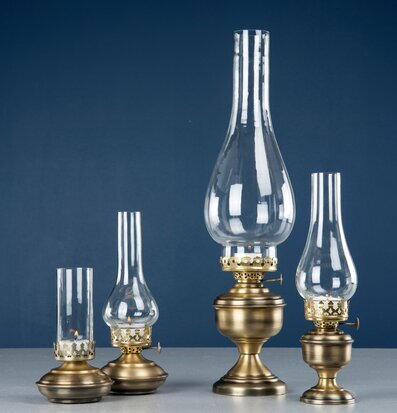 Bild av antik mässingsljuslykta med glasdetaljer