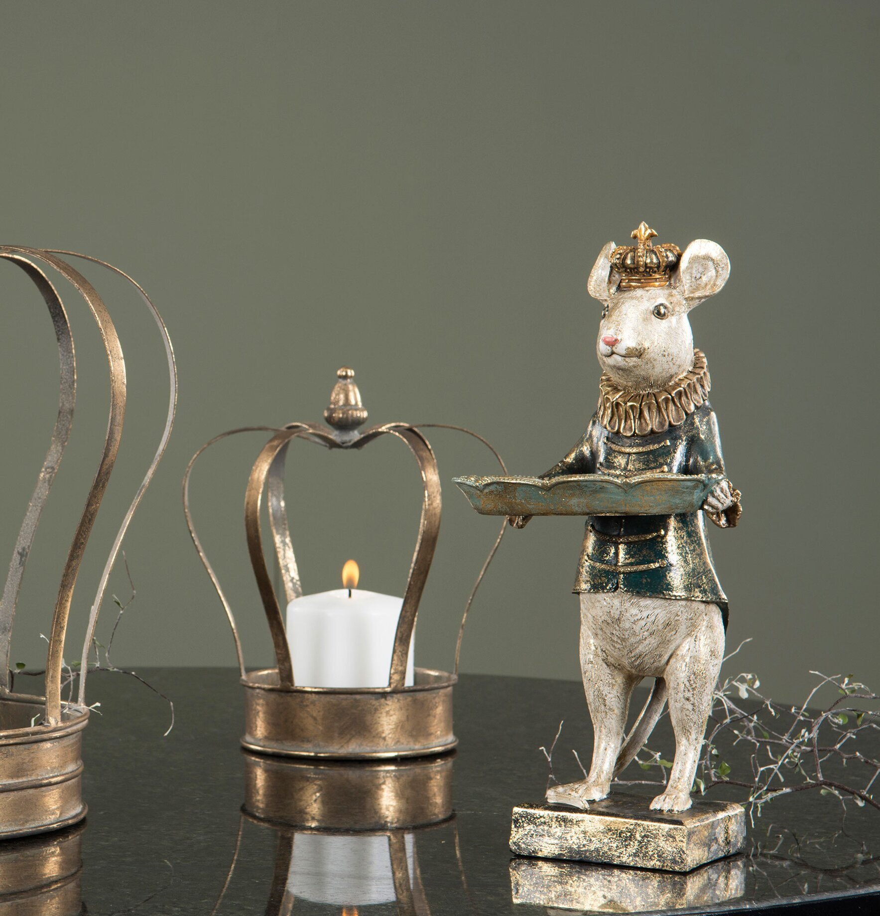 Mus Kung Med Fat från A Lot Decoration i kunglig miljö