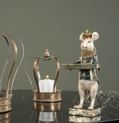 Bild av dekorativa objekt med kunglig mus och ljus