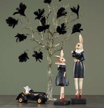 Bild av dekorativa kaninfigurer och vintage bilmodell