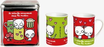 Bild av plåtburk och muggar med kattmotiv i lekfull design