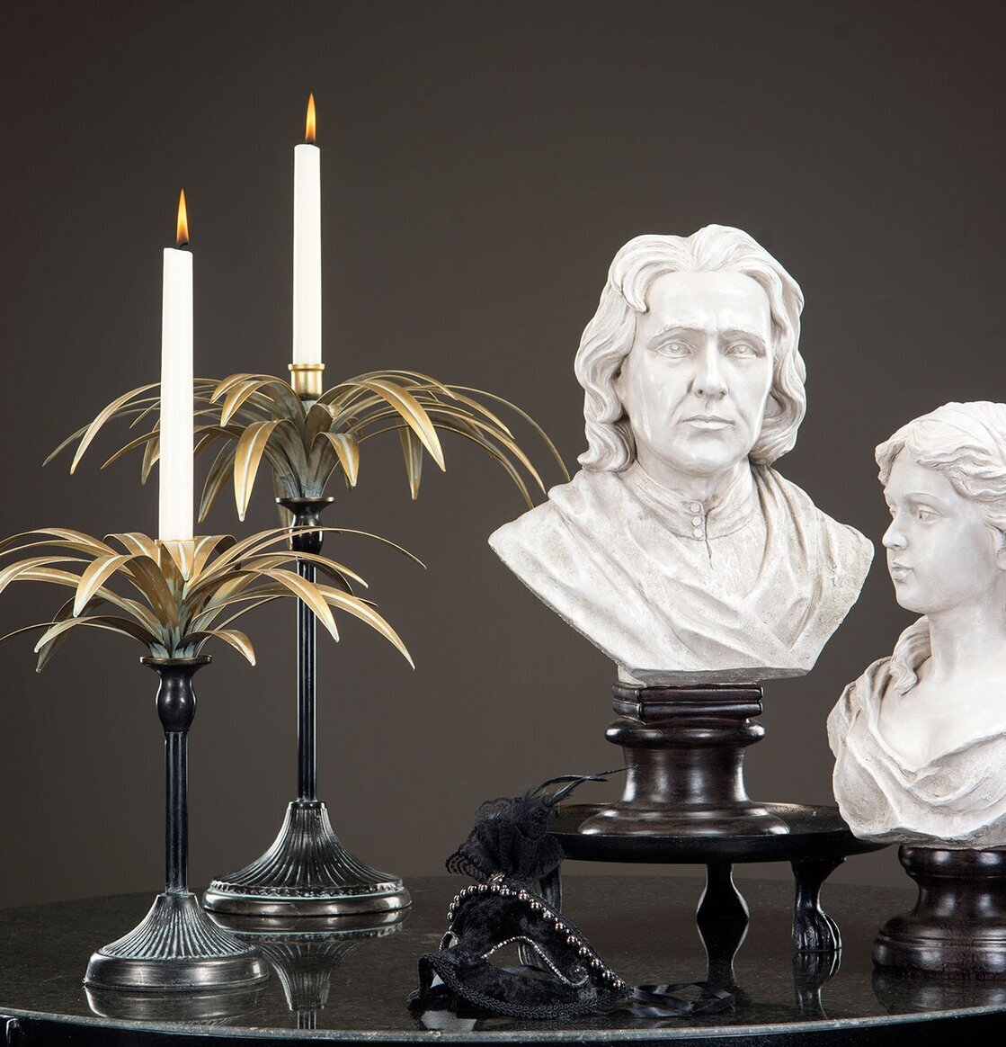 Maskeradmask Svart från A Lot Decoration på ett dekorerat bord