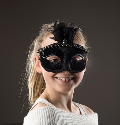 Foto av en elegant svart maskeradmask med detaljer