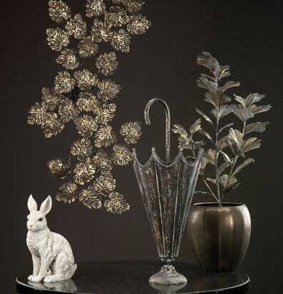 Bild av stilfullt arrangemang med dekorativa föremål