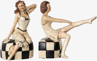 Bild av två eleganta damfigurer på schackrutiga pallar