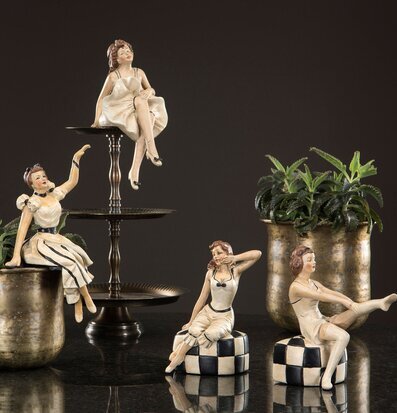 Bild av eleganta figuriner och blomkrukor i vintage stil