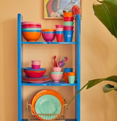 Foto av färgglada köksartiklar på blå hylla