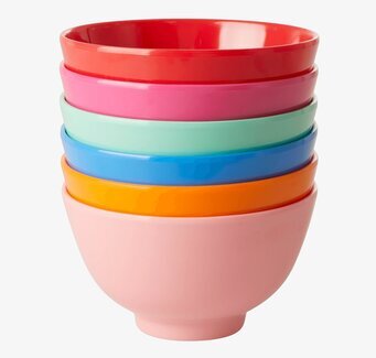 Foto av färgglada melaminskålar för praktisk användning