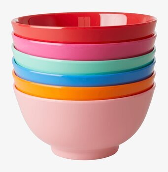 Bild av färgglada melaminskålar i olika nyanser