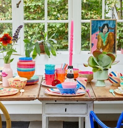 Bild av färgglatt dukat bord med livfull inredning