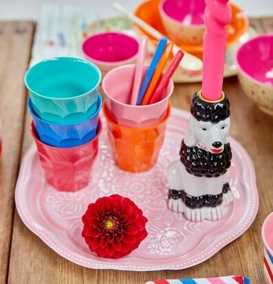 Bild av färgglada köksartiklar och livfull design