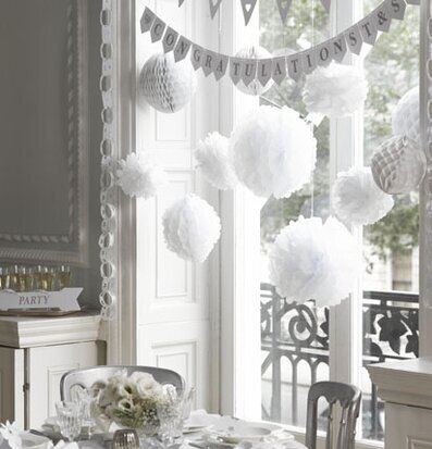 Bild av elegant och festligt dekorerat rum för firande