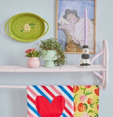 Bild av harmonisk inredning med färgstarka element