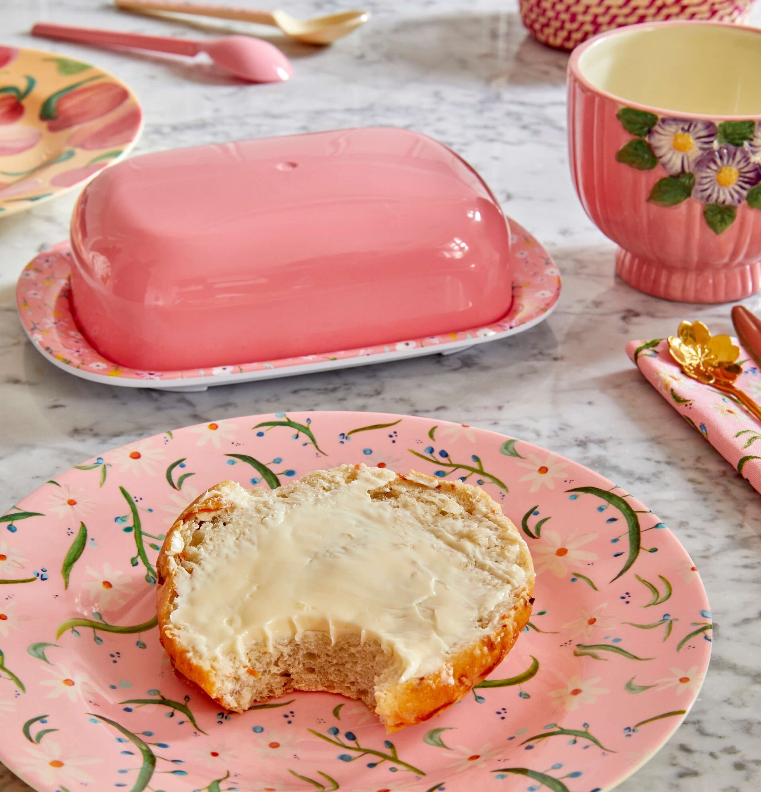 Bild av färgglad och inbjudande frukostdukning