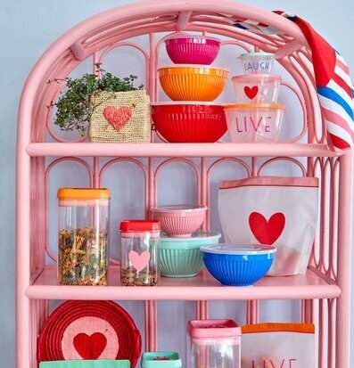 Bild av färgstark hylla med köksartiklar och dekorationer