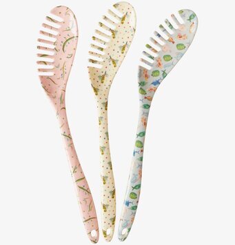 Bild av tre färgglada pastaslevar med unika mönster