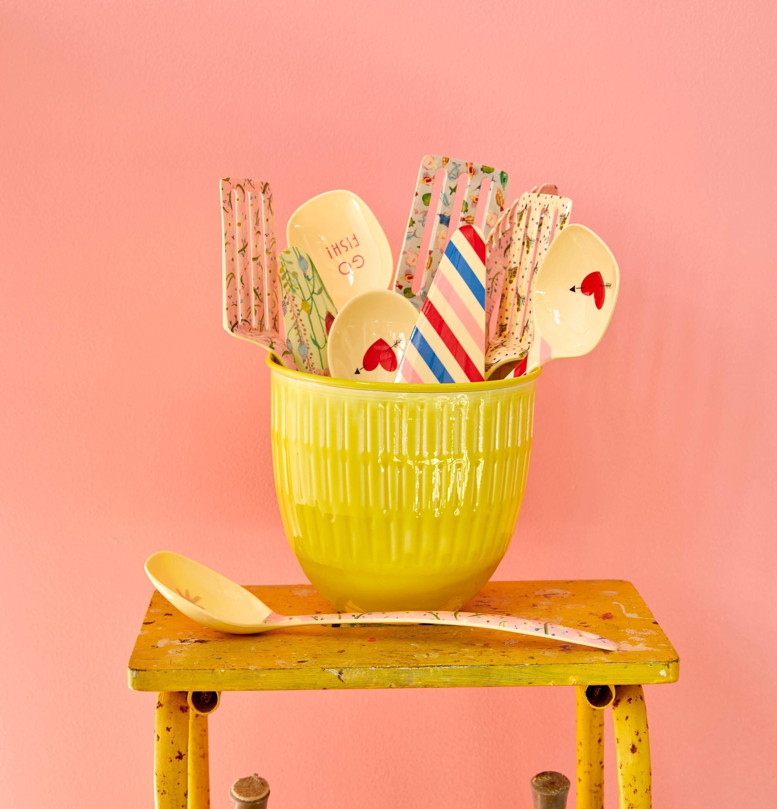 Pastaslev - Choose Happy Prints från Rice i färgglad miljö