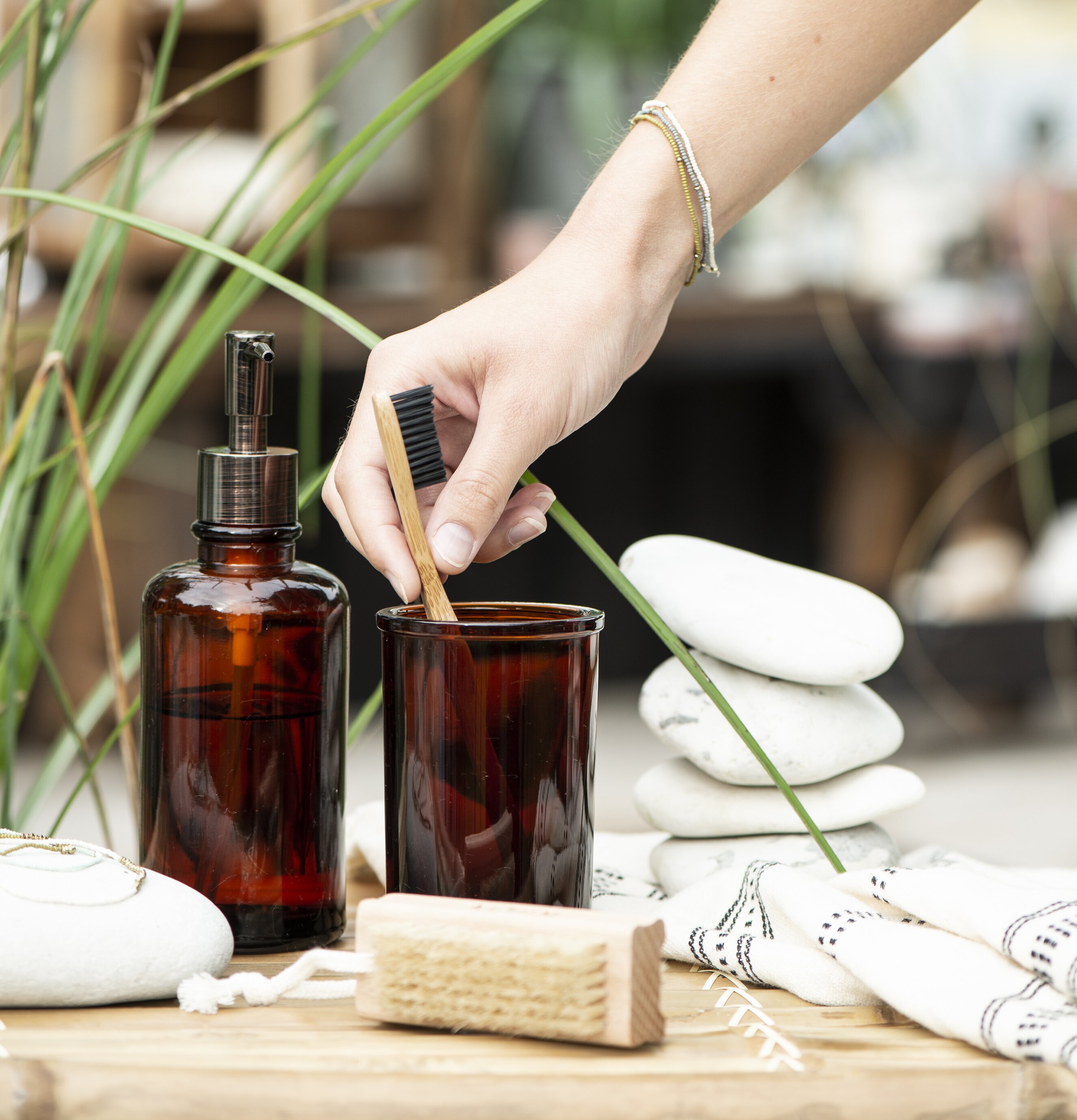 Tvålpump Mocca från IB Laursen på rustikt träbord med växter