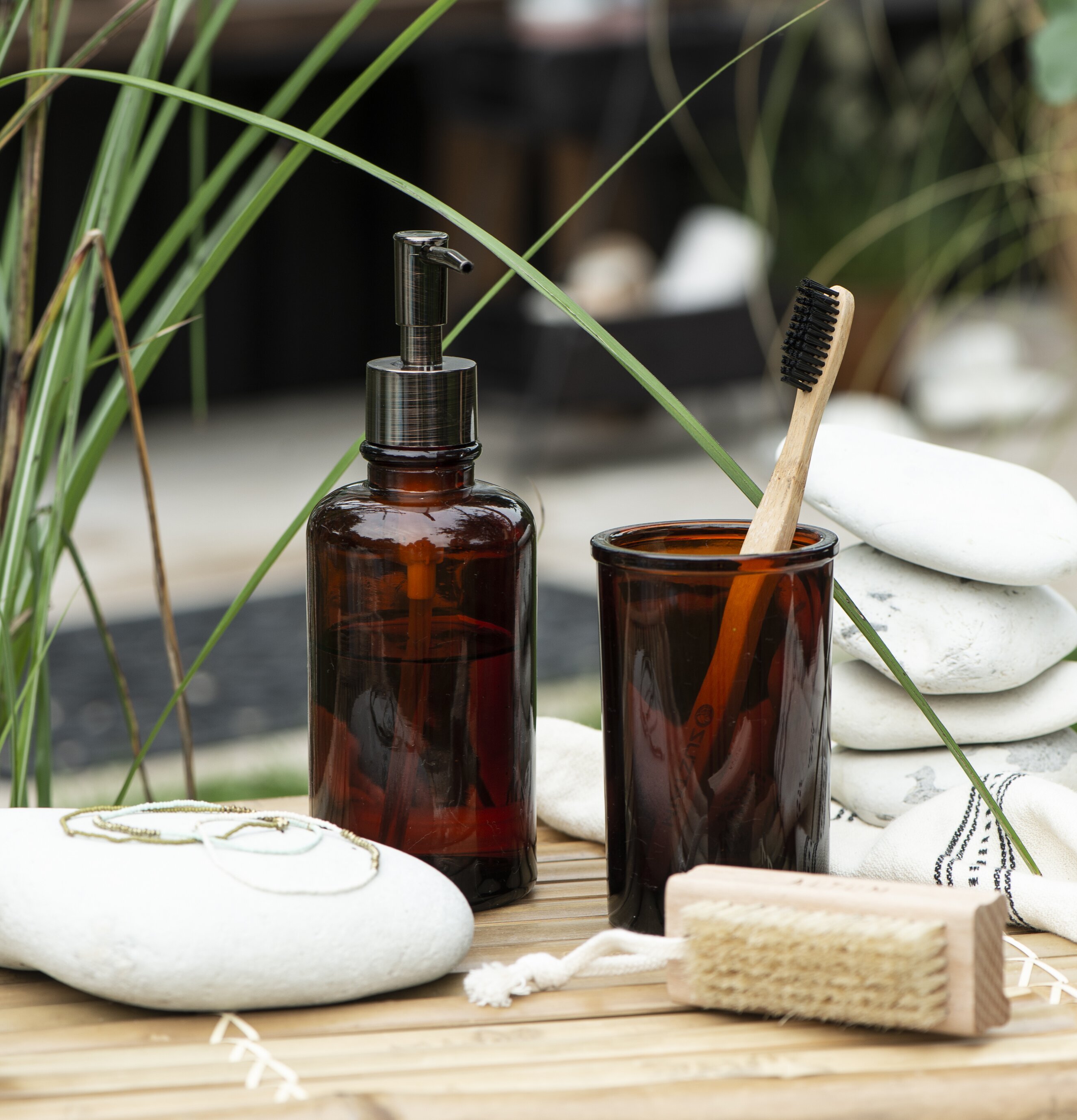 Tvålpump Mocca från IB Laursen på bambupall i trädgård