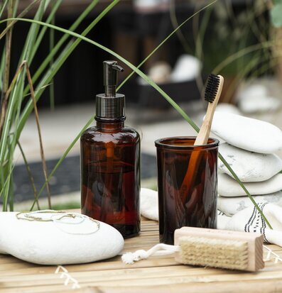 Bild av harmonisk miljö med tvålpump och naturmaterial