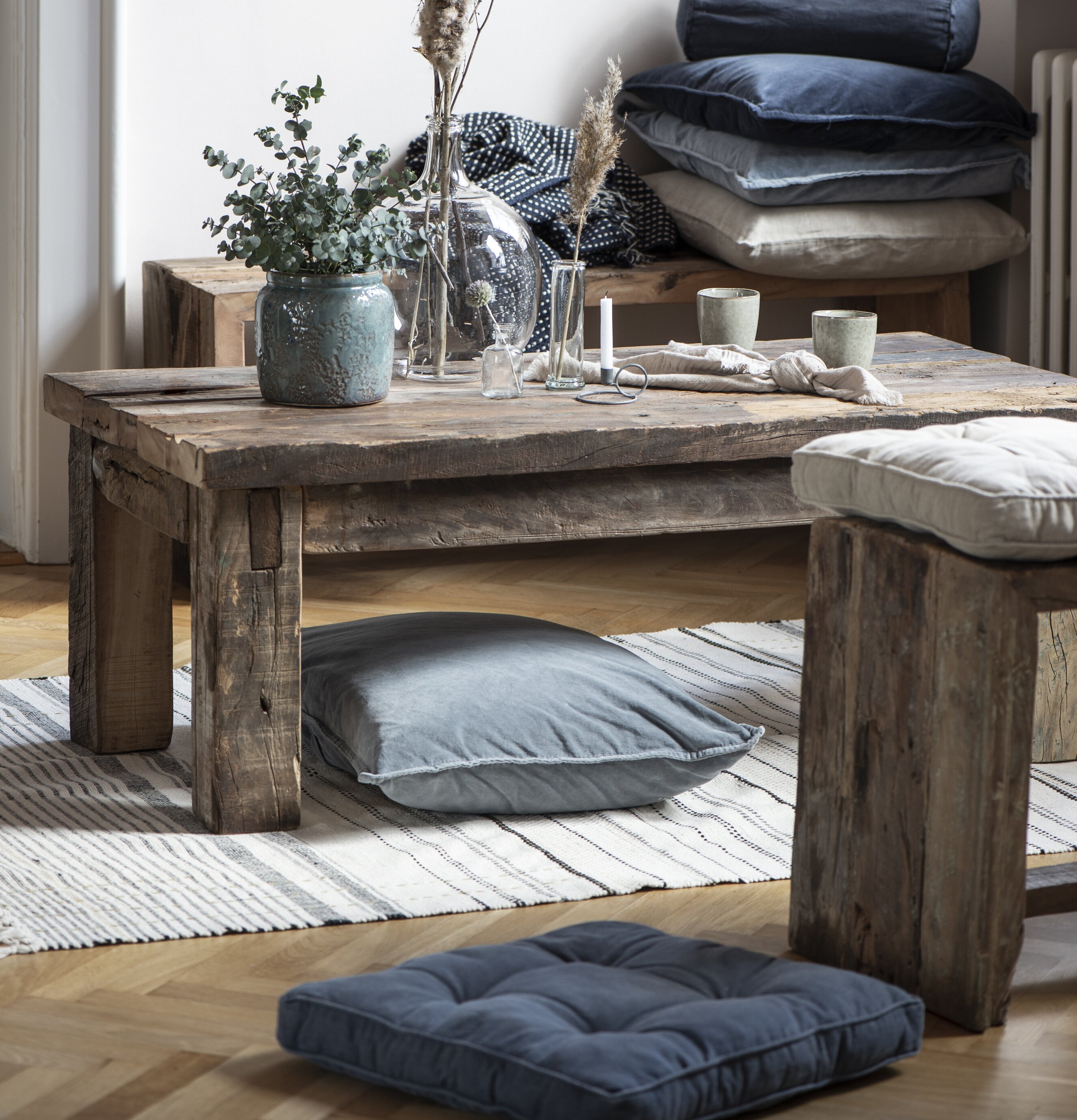 Bild av ett rum med rustika träelement och naturtoner