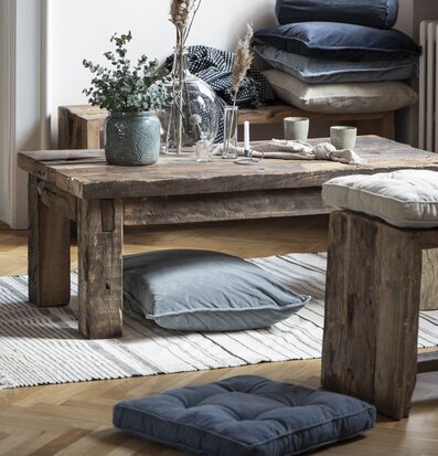 Bild av ett rum med rustika träelement och naturtoner