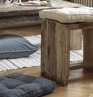 Bild av smakfull inredning med träpall och kuddar