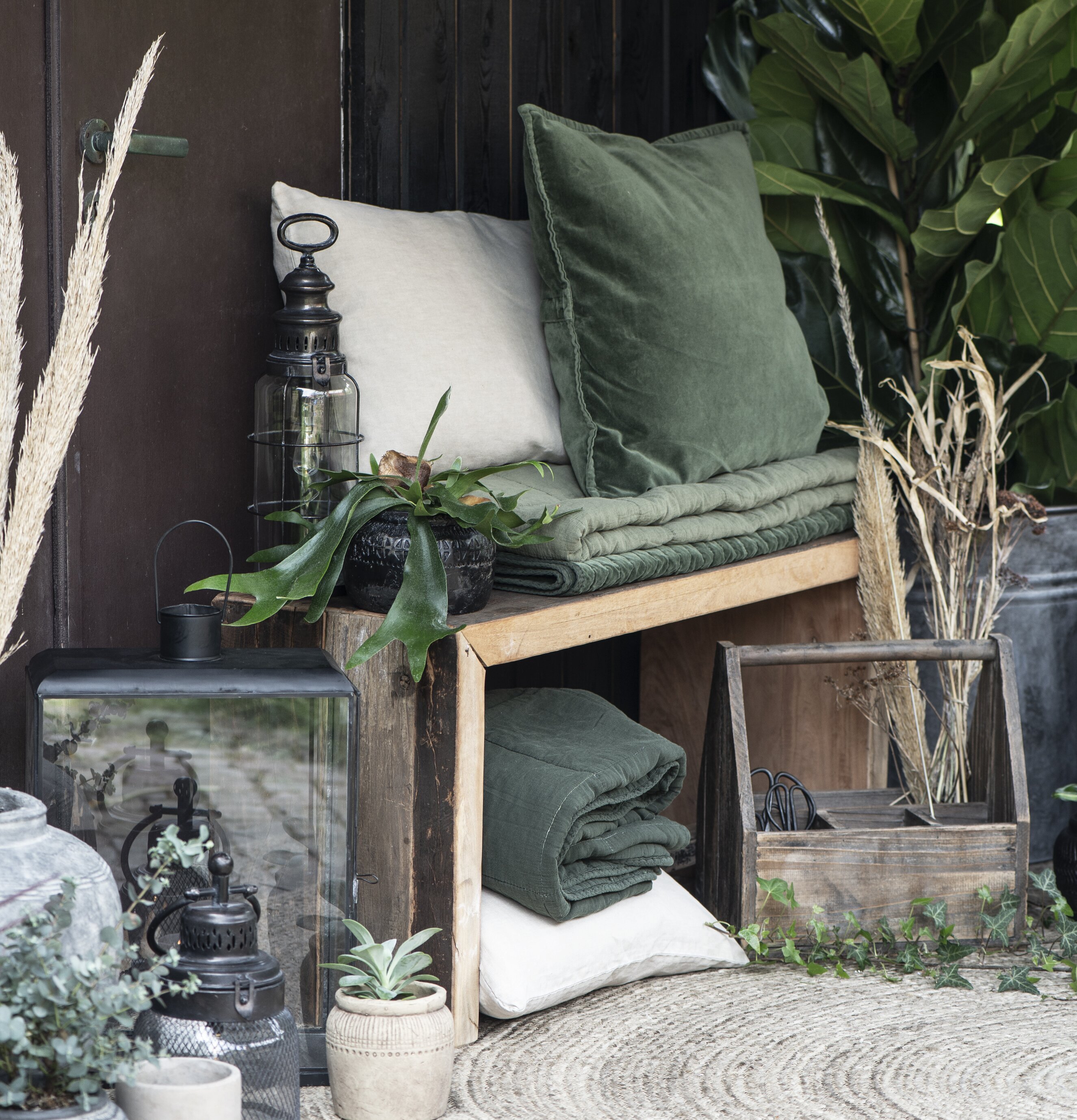 Träbänk Unika från IB Laursen med kuddar och växter