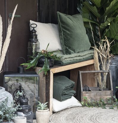 Bild av hemtrevlig inredning med träbänk och växter