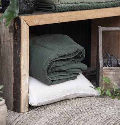 Bild av harmonisk inredning med träbänk och textilier