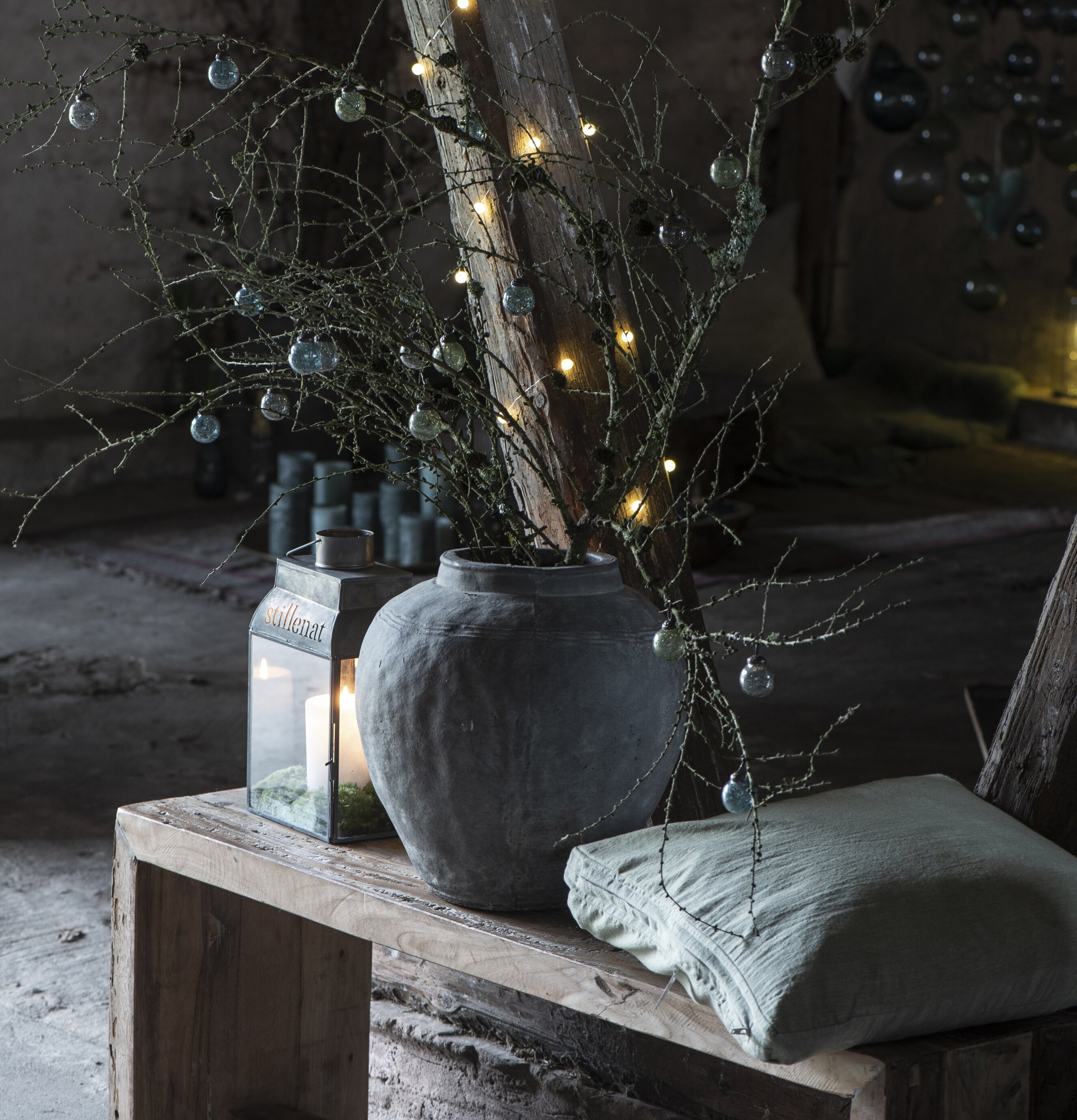 Träbänk Unika från IB Laursen med lykta, vas och kudde