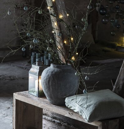 Bild av rustik inredning med träbänk och dekorationer