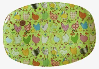 Bild av färgglad rektangulär tallrik med hönsmotiv