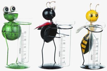 Foto av charmiga djurfigurer med regnmätarglas