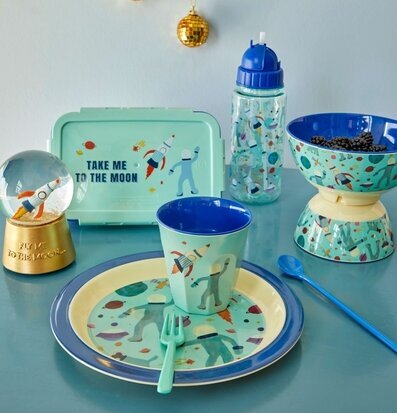 Foto av färgglada rymdinspirerade köksprodukter