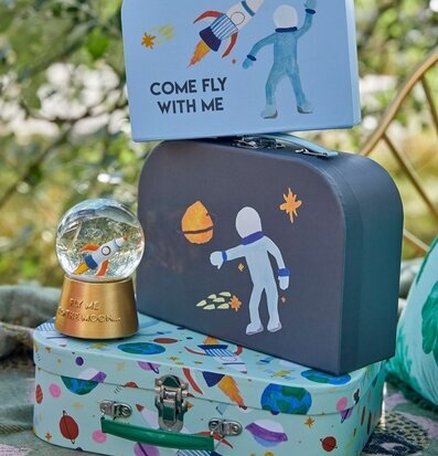 Foto av färgglada kartongväskor med rymdmotiv