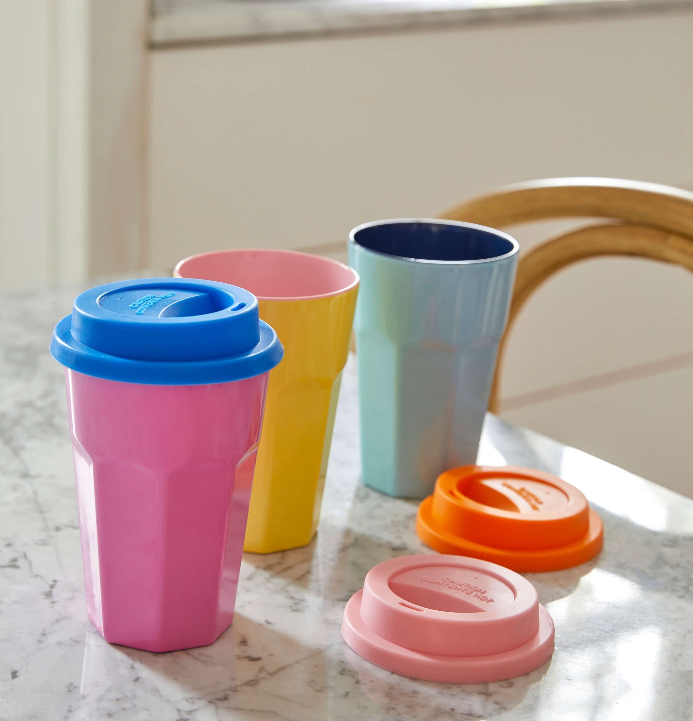 Mugg Latte Blue från Rice på marmorbord i färgglatt kök