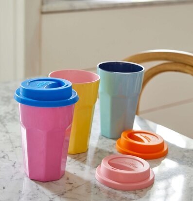 Bild av färgglada muggar i stilrent och modernt kök