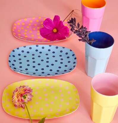 Foto av färgglada köksartiklar och blommor