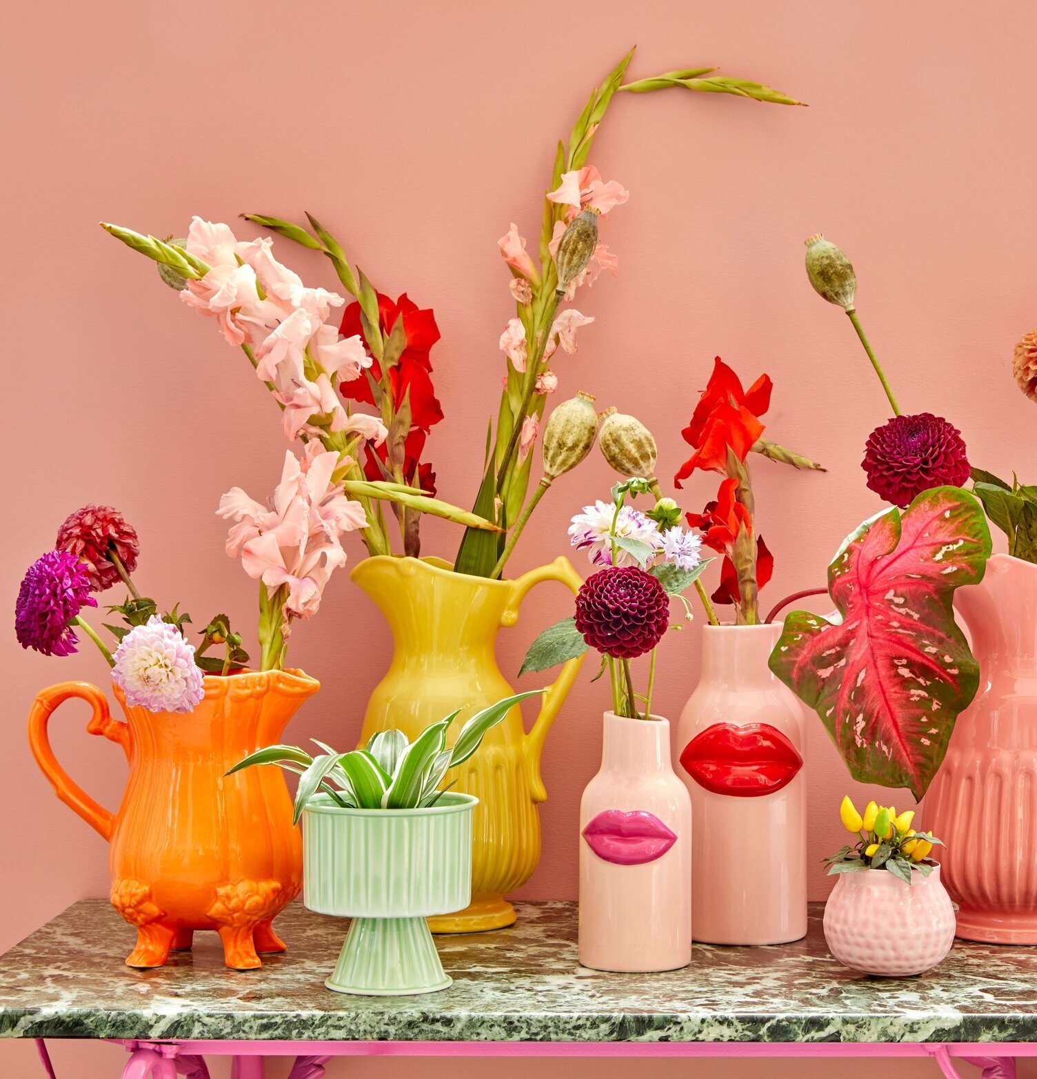 Bild av färgglada keramikkannor och vaser i inredning