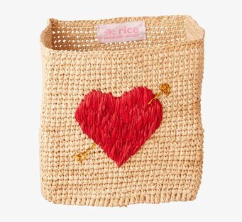 Bild av charmig korg med hjärta och naturliga toner