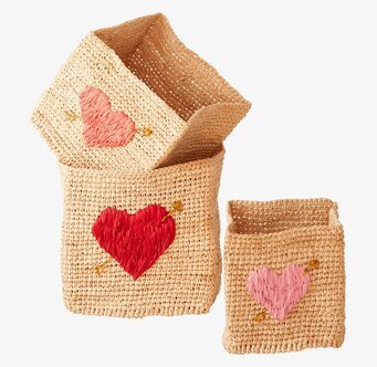 Bild av charmiga korgar med hjärtdesign i raffia