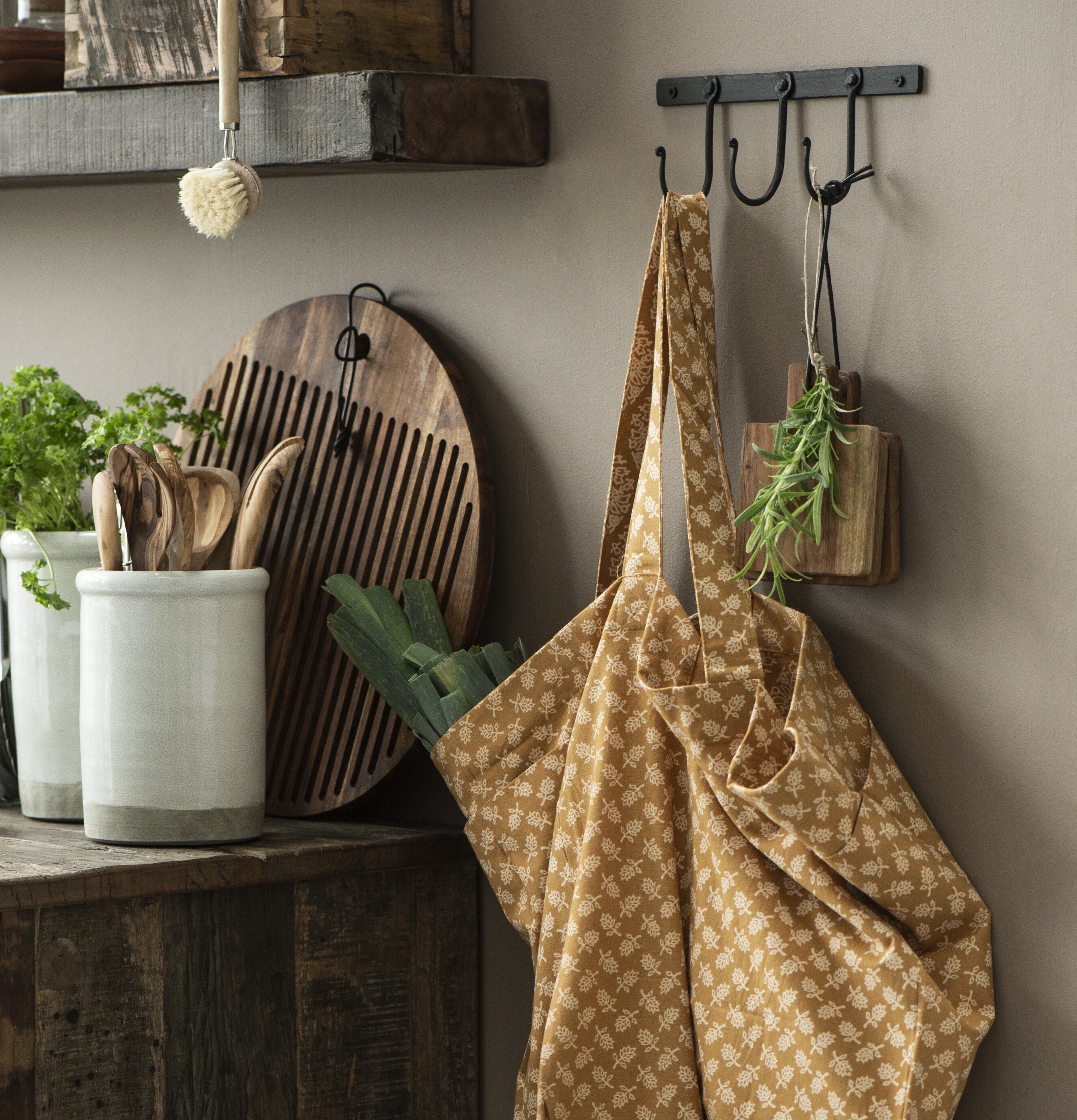 Väggkrokar Järn svart från IB Laursen i rustik miljö