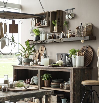 Bild av rustikt kök med trädetaljer och växtinslag