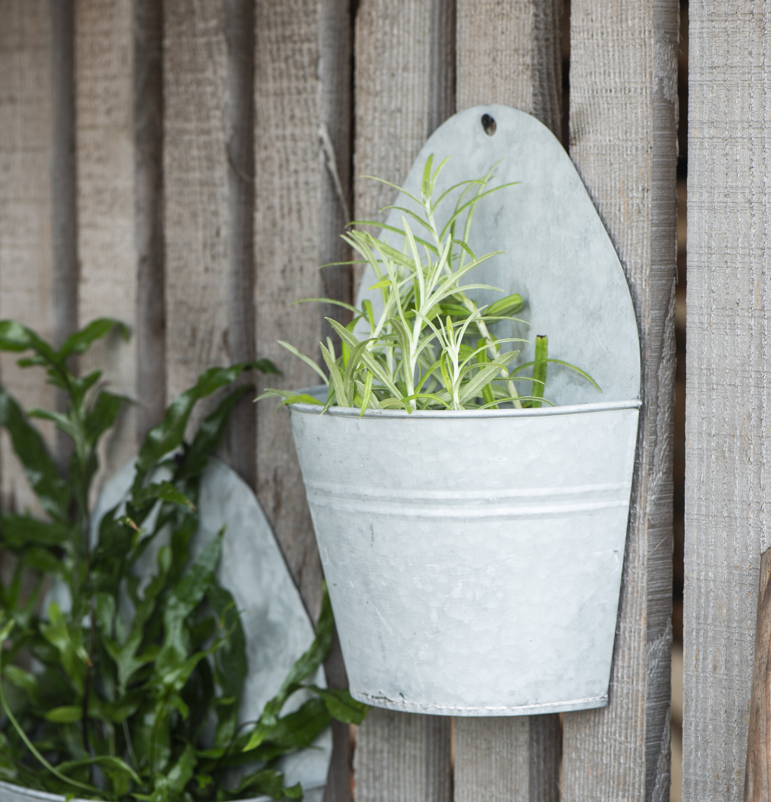 Väggkruka Zink från IB Laursen på väderbiten trävägg