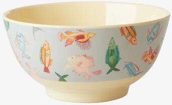 Bild av färgglad skål med fiskmönster och livfulla färger