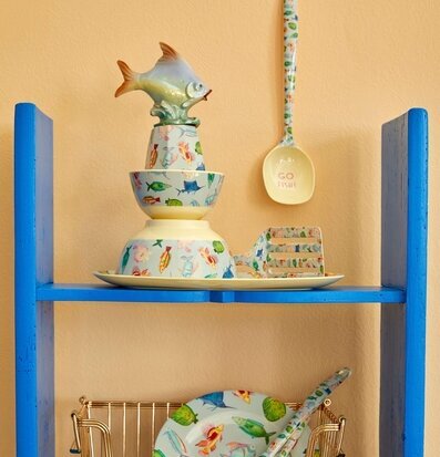 Bild av livfullt och färgglatt keramikarrangemang