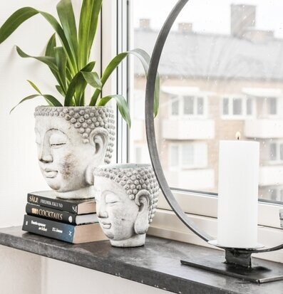 Bild av moderna krukor med buddhainspirerad design