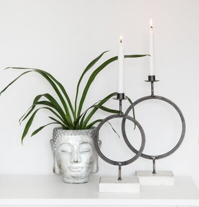 Bild av elegant inredning med kruka och ljusstakar