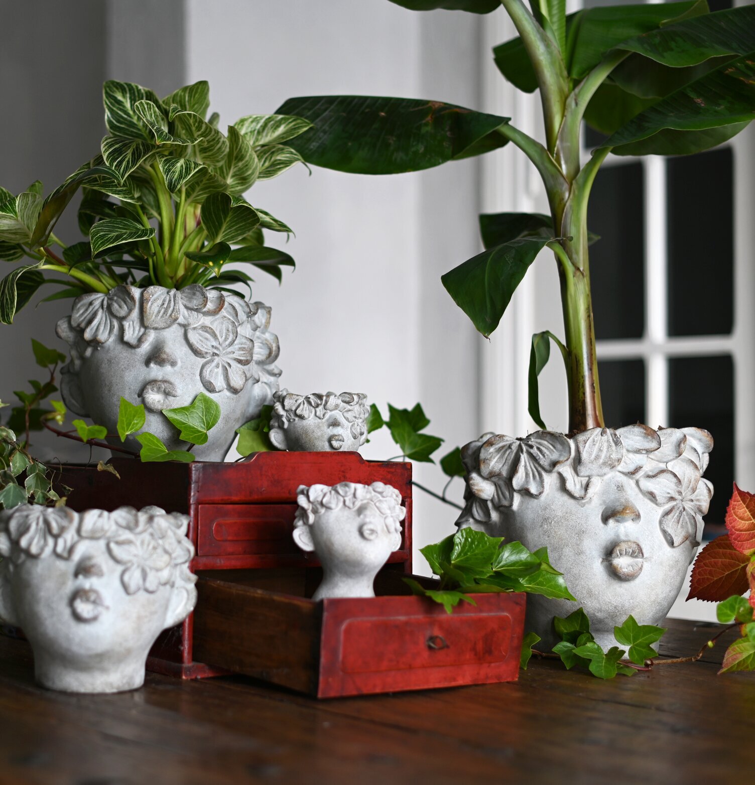 Kruka Adam Large från Miljögården på träbord med växter
